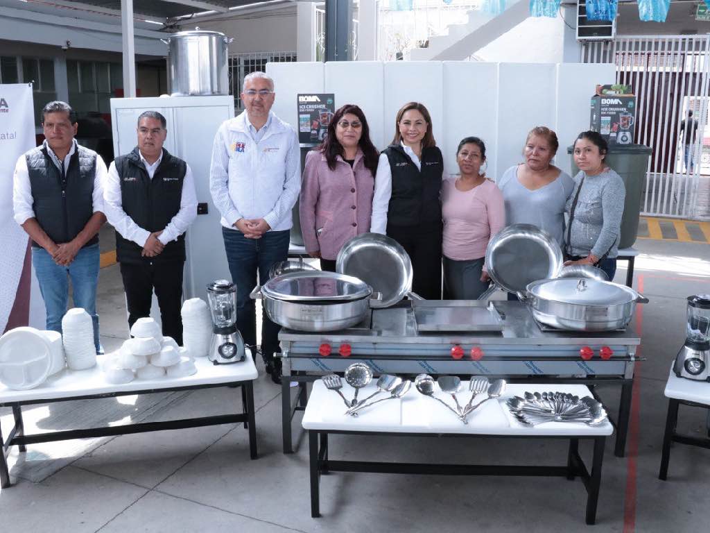 Entrega DIF Estatal equipamiento a desayunadores escolares en Puebla capital