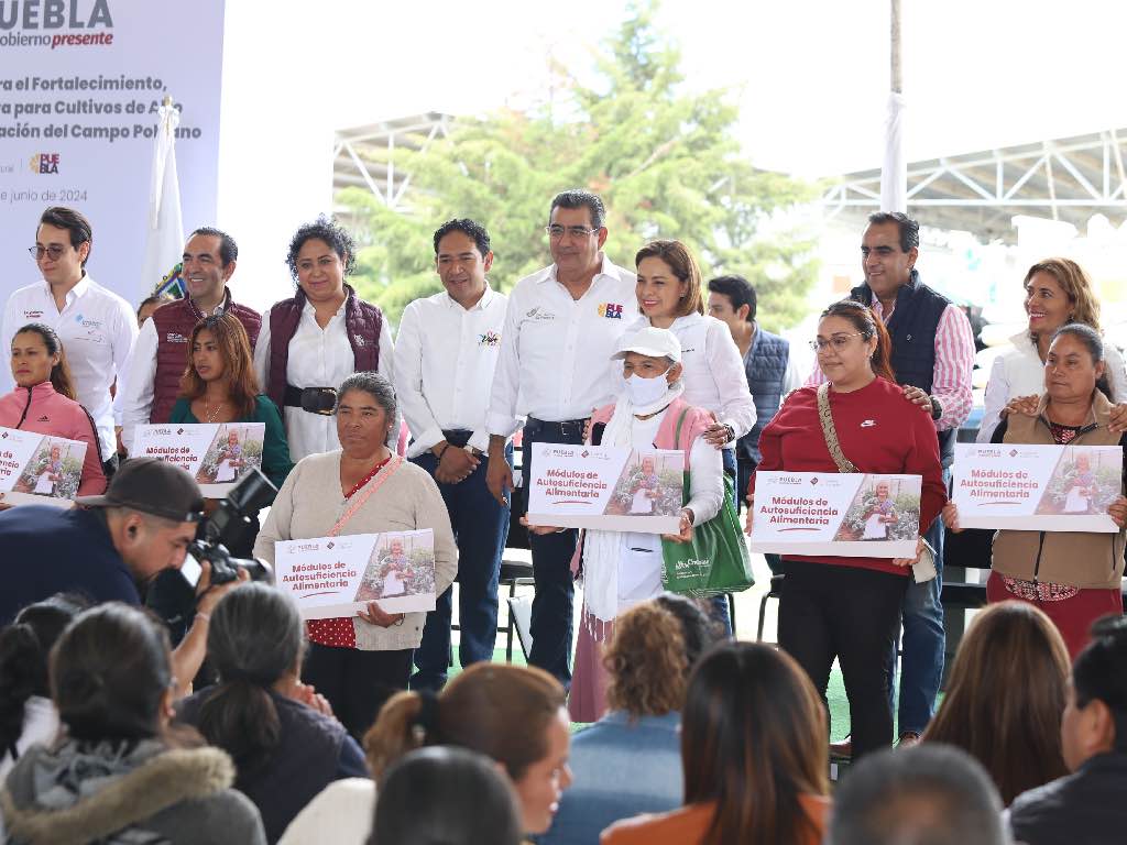 Entrega Sergio Salomón apoyos sociales y para el campo en Tepeaca