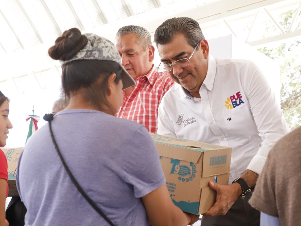 En Lara Grajales, gobernador Sergio Salomón entrega techado