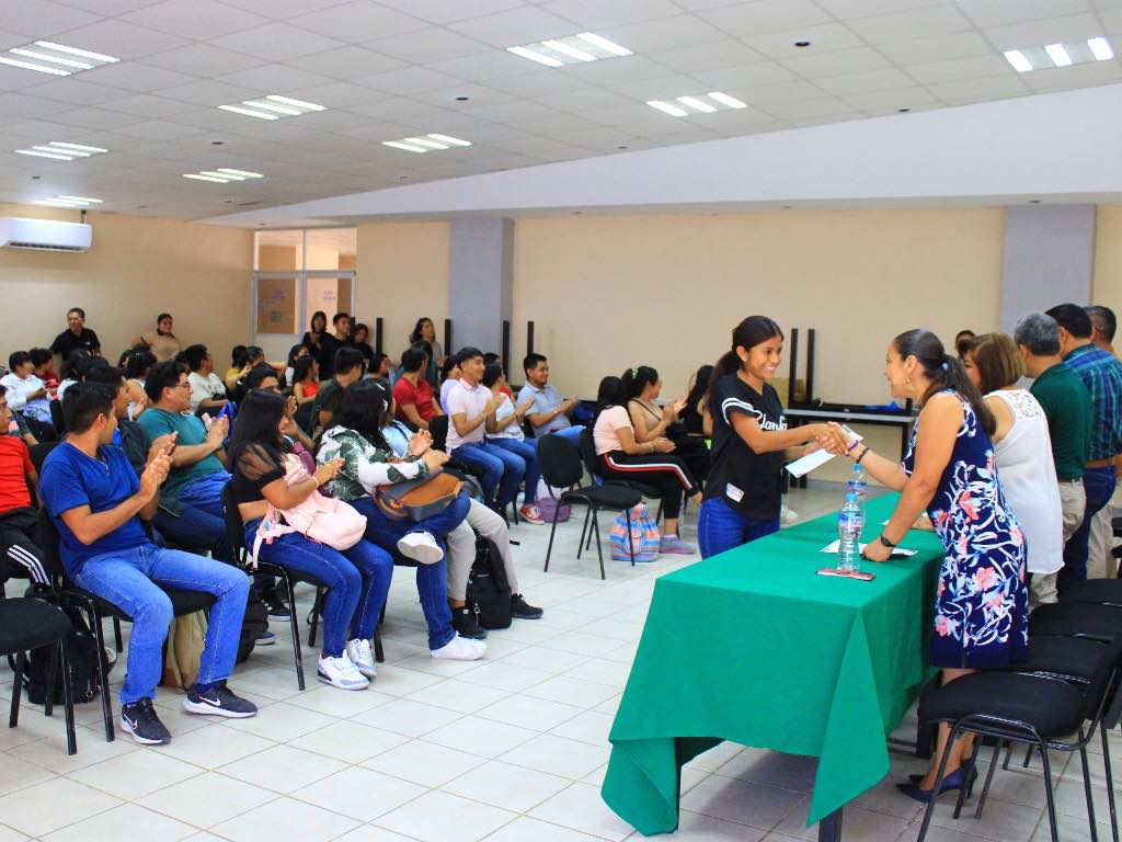 Estudiantes de la Escuela Normal de Tecomatlán toman cursos-talleres
