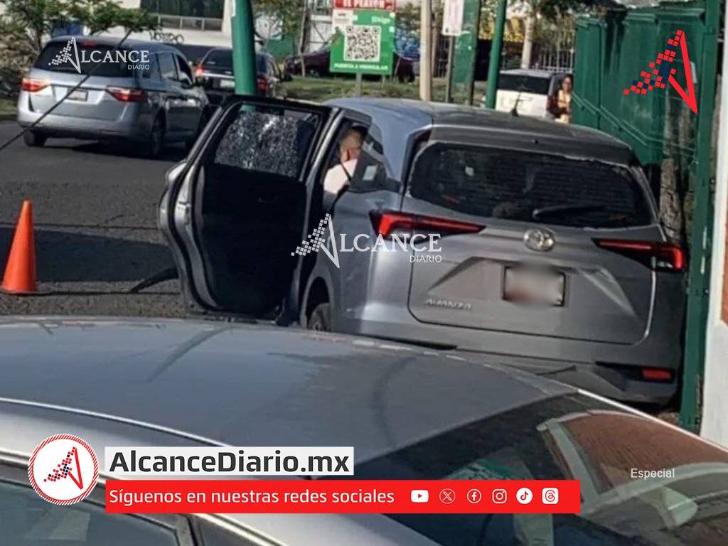 Balean camioneta frente al colegio Camino Real en San Pedro Cholula; hay un menor muerto