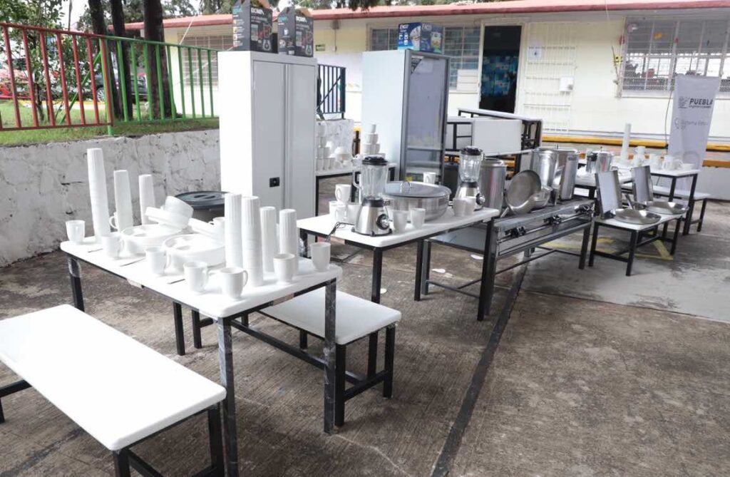 Entrega DIF Estatal equipamiento a desayunadores escolares en Puebla capital