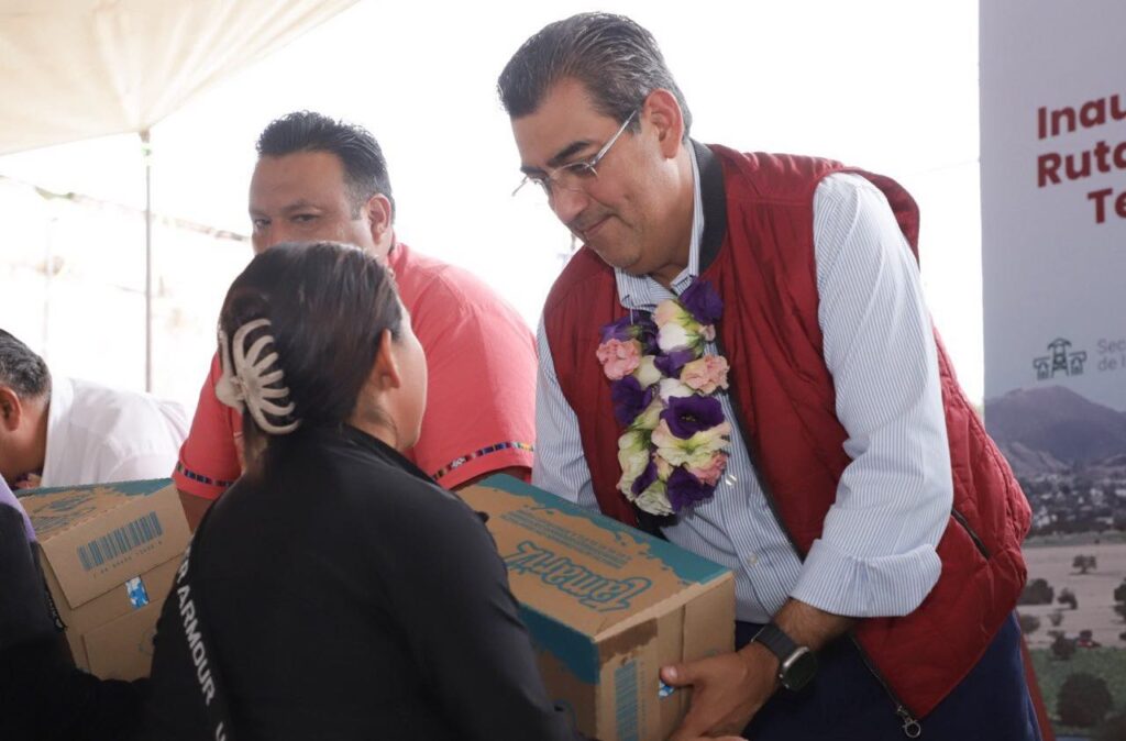 Inaugura gobernador vialidades en San Gregorio Atzompa y San Jerónimo Tecuanipan