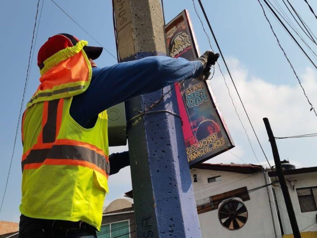 Ayuntamiento retira publicidad irregular en postes y puentes