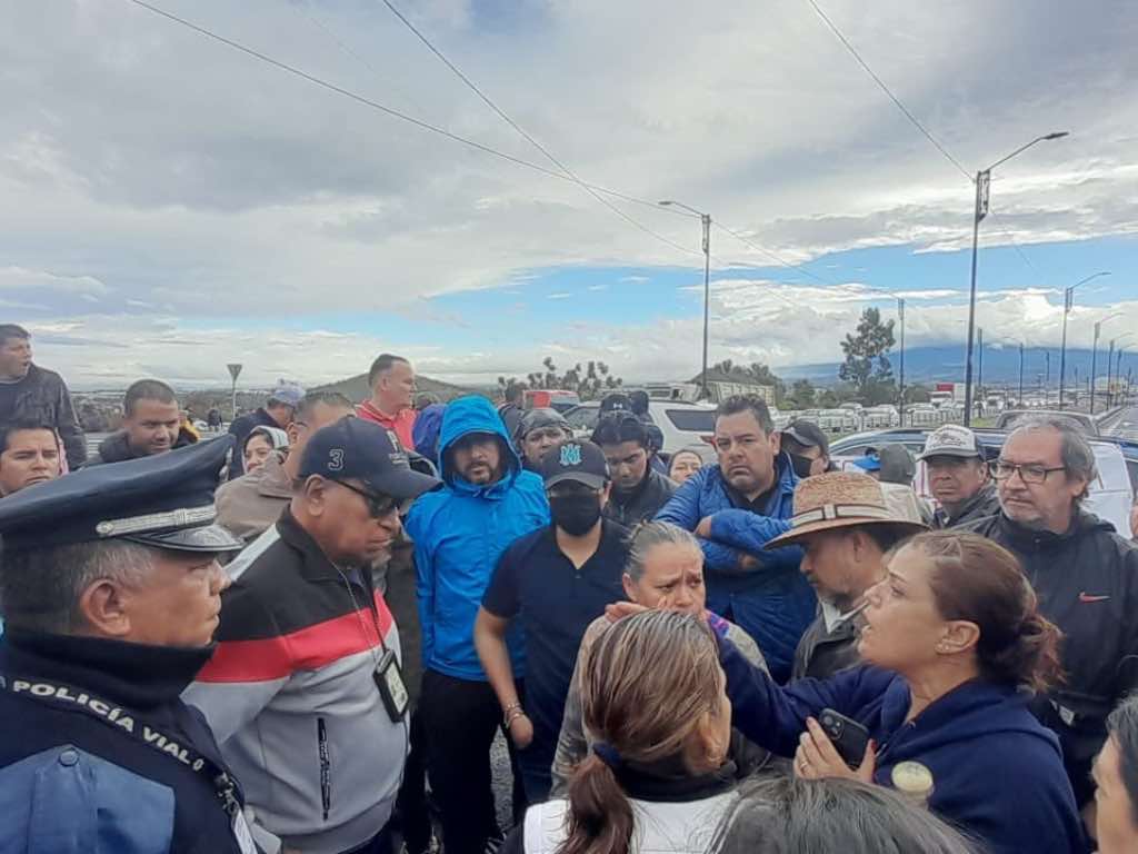 ¡Otra vez! Vecinos cierran el Periférico Ecológico en ambos sentido