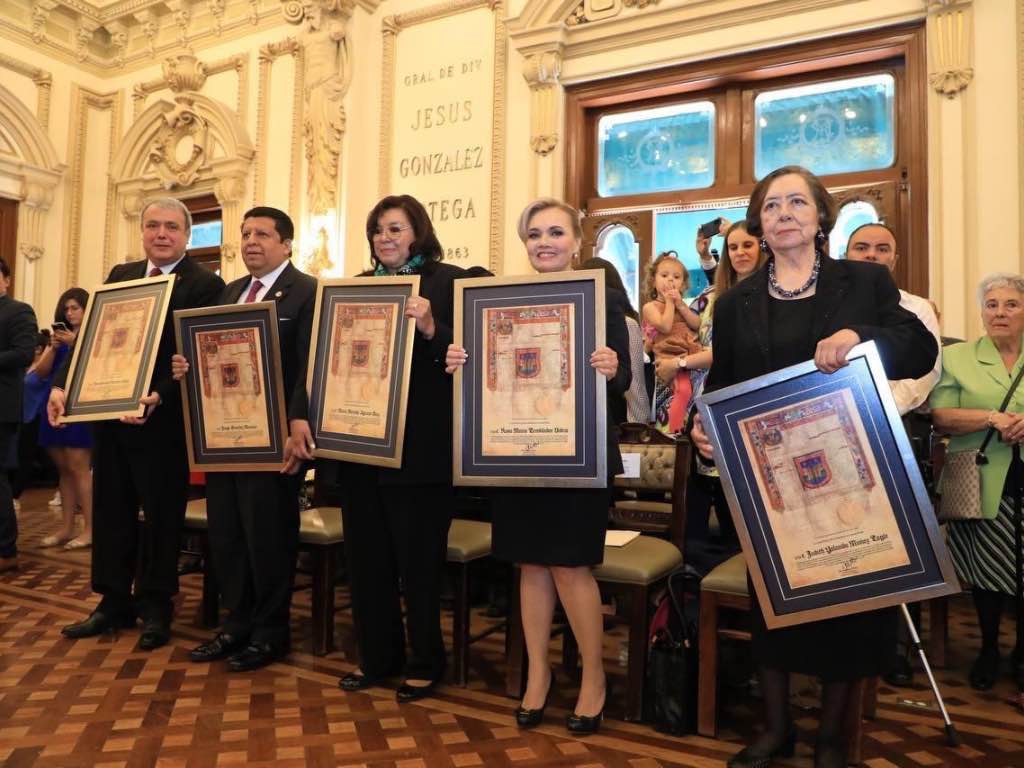 Ayuntamiento de Puebla entrega Cédula Real a 5 abogados destacados