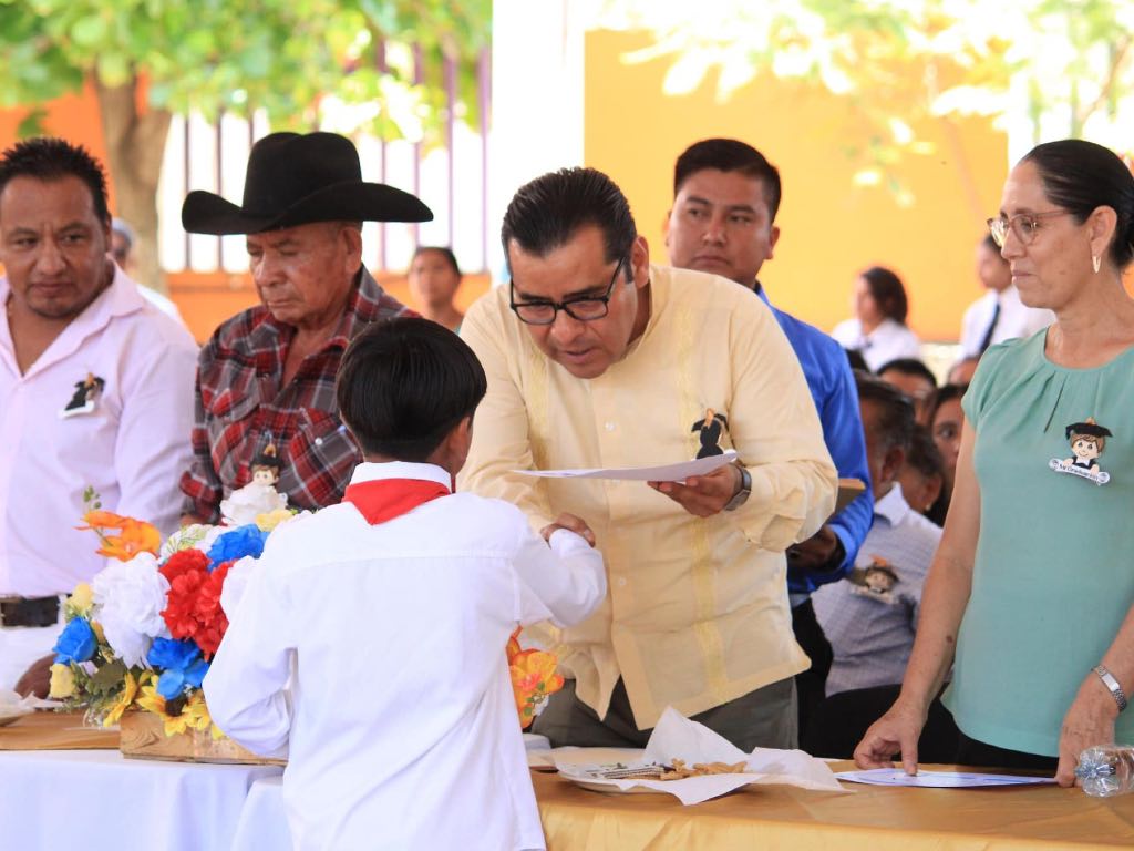 Anuncia Alejandro Rojas kit de pintura y docentes para escuelas de Olomatlán