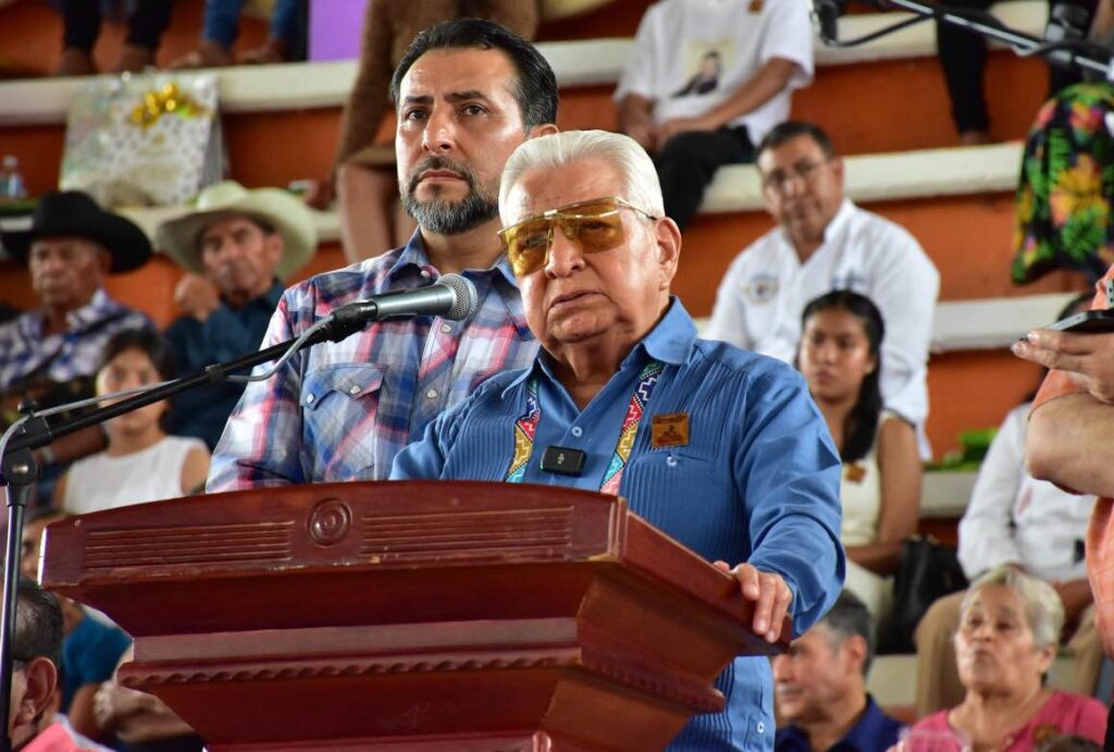 “La liberación del pueblo sólo la pude conseguir el pueblo mismo”: Aquiles Córdova en graduación de escuelas de Tecomatlán