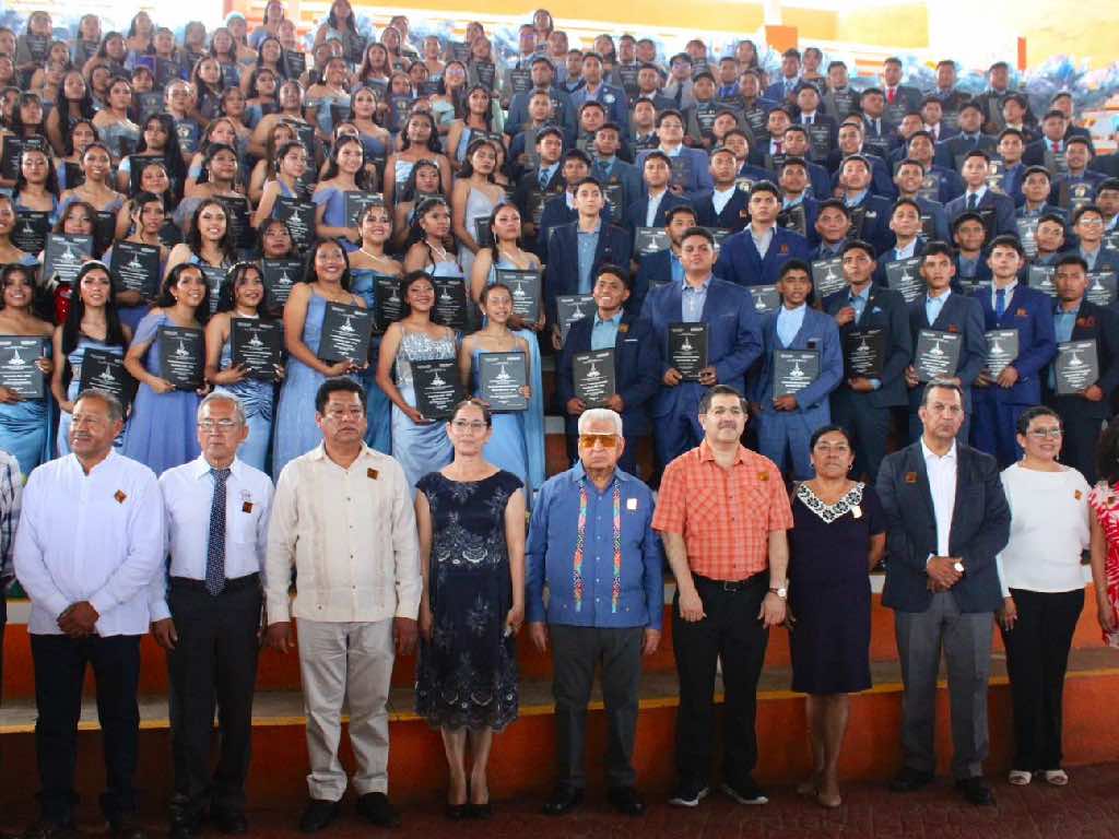 “La liberación del pueblo sólo la pude conseguir el pueblo mismo”: Aquiles Córdova en graduación de escuelas de Tecomatlán