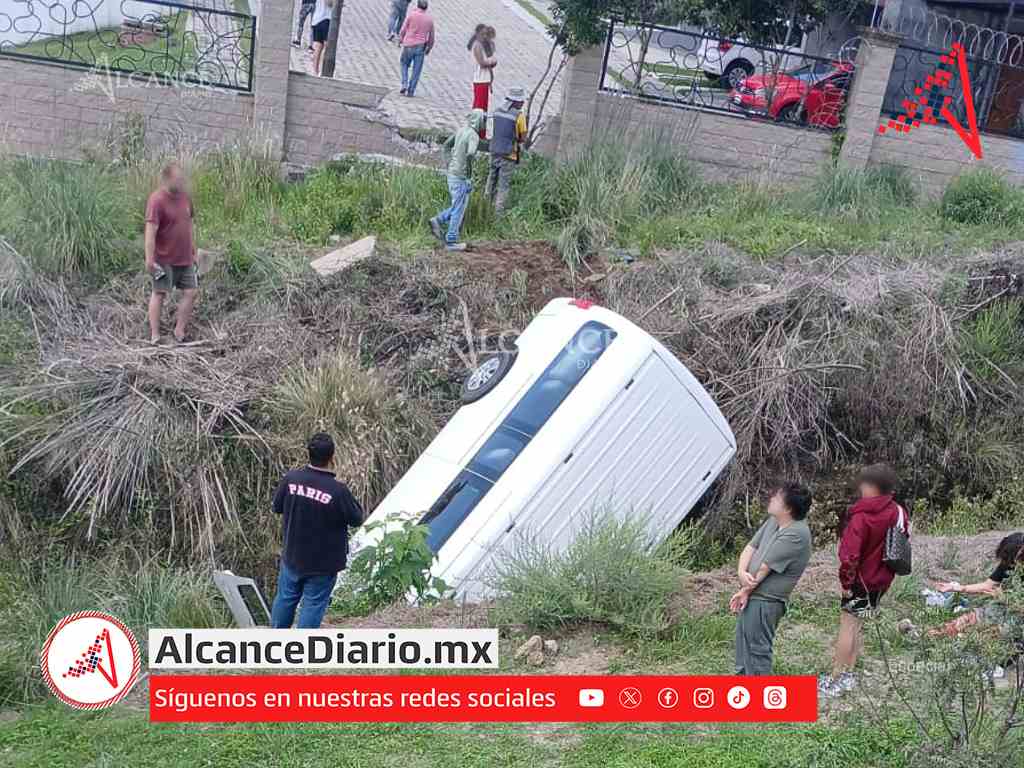 Camioneta atraviesa barda de Parque Madrid en Lomas de Angelópolis y se va a barranca