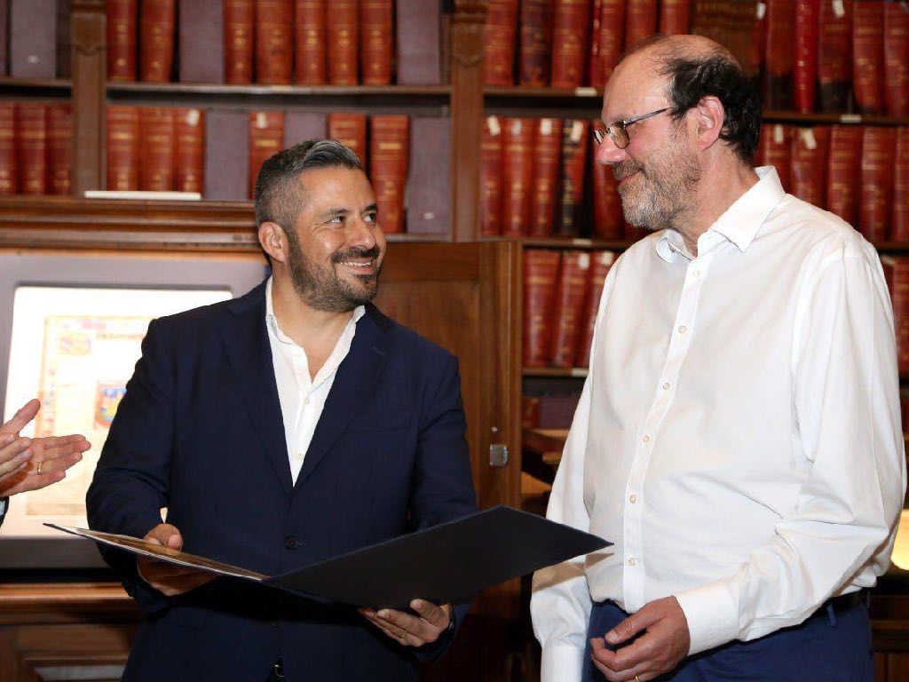 Entrega Ayuntamiento copia de Cédula Real de Puebla al Nobel Michael Robert Kremer