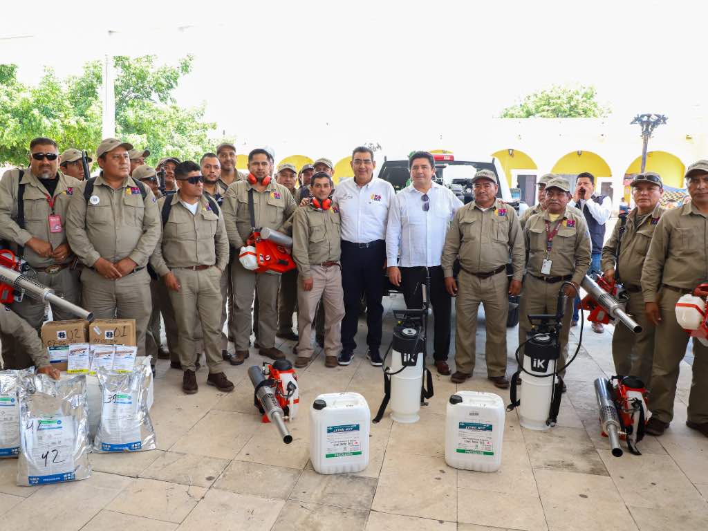 Entregan equipamiento contra el dengue y apoyos del bienestar en Huaquechula