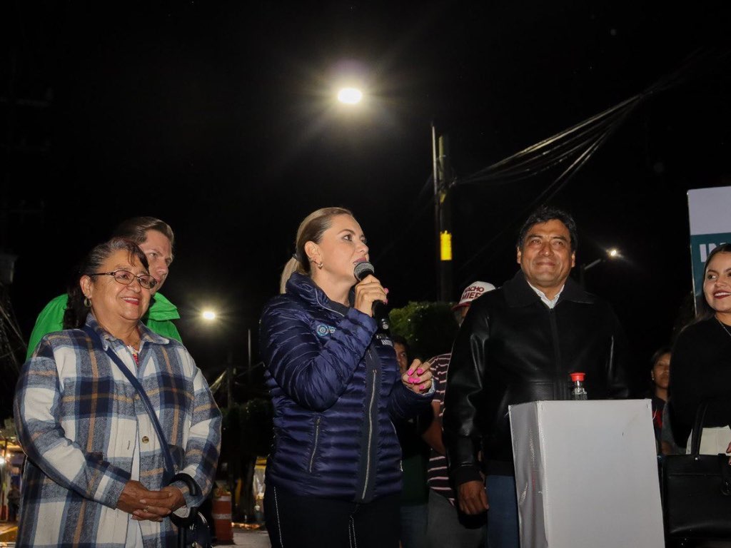 Inaugura Paola Angon alumbrado en Santiago Momoxpan