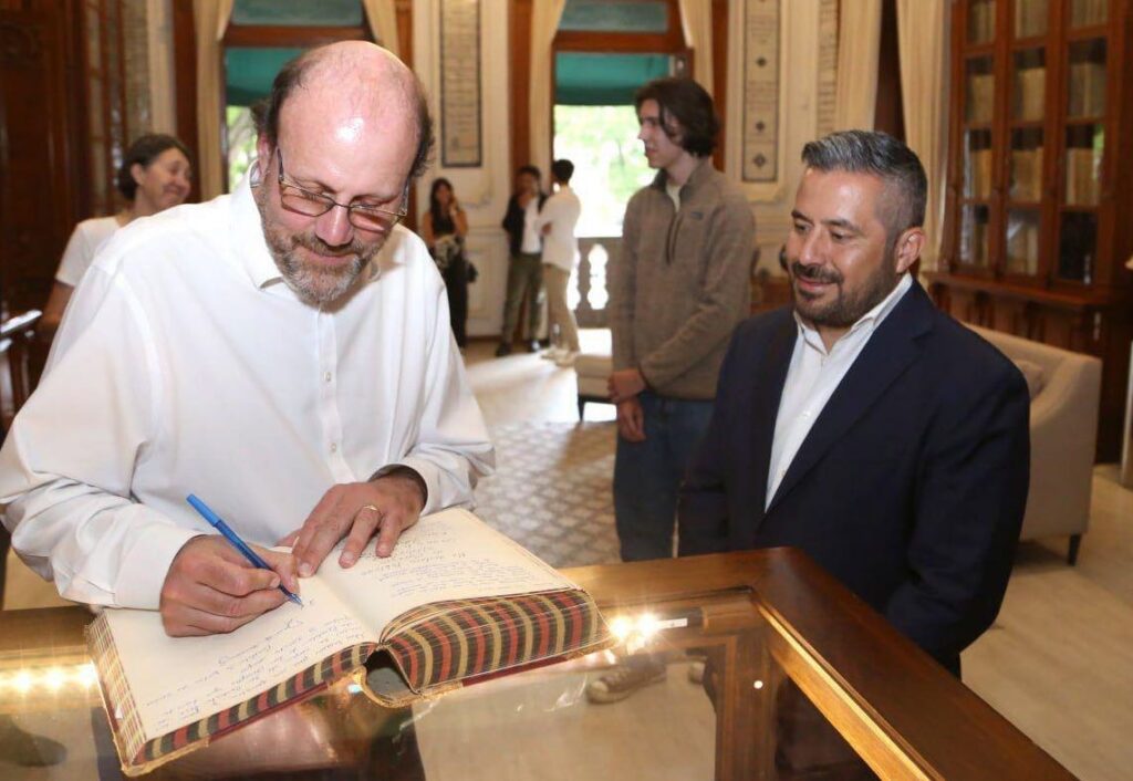 Entrega Ayuntamiento copia de Cédula Real de Puebla al Nobel Michael Robert Kremer