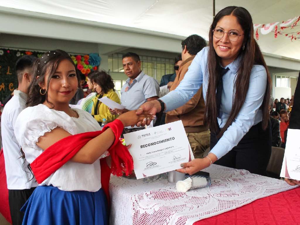 Necesaria la secundaria antorchista en Tecola, reconocen durante graduación