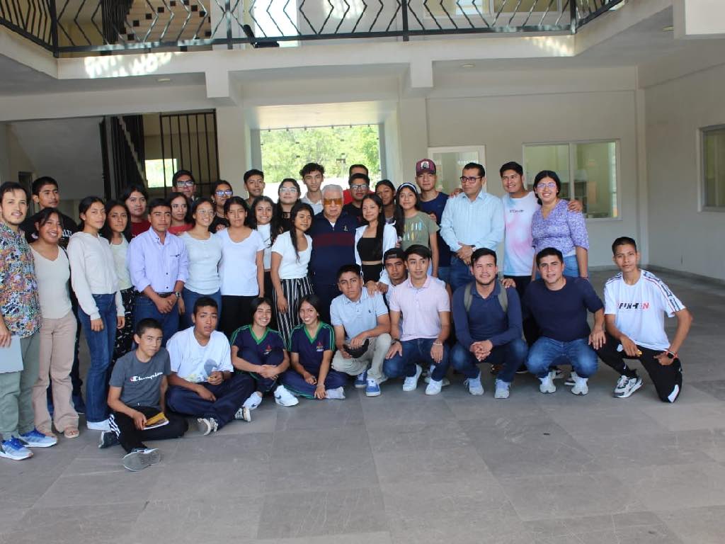 Platica Aquiles Córdova con estudiantes de Tecomatlán