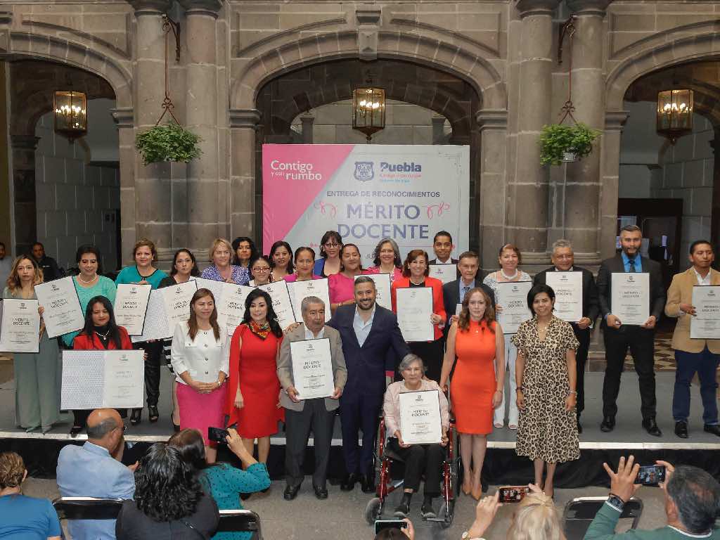 Reconocen a una veintena de maestros con el premio al Mérito Docente del Ayuntamiento de Puebla