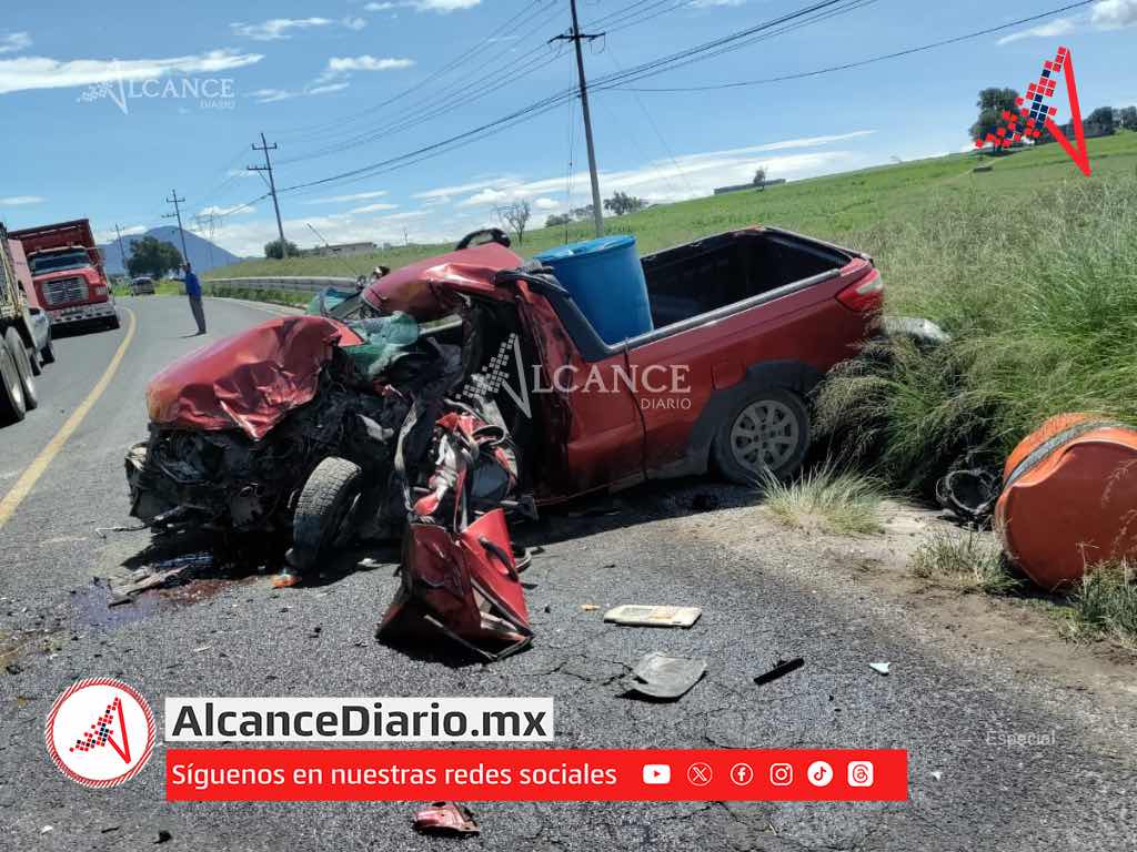 Siete heridos y un menor de edad muerto tras choque entre tráiler y camioneta en Amozoc