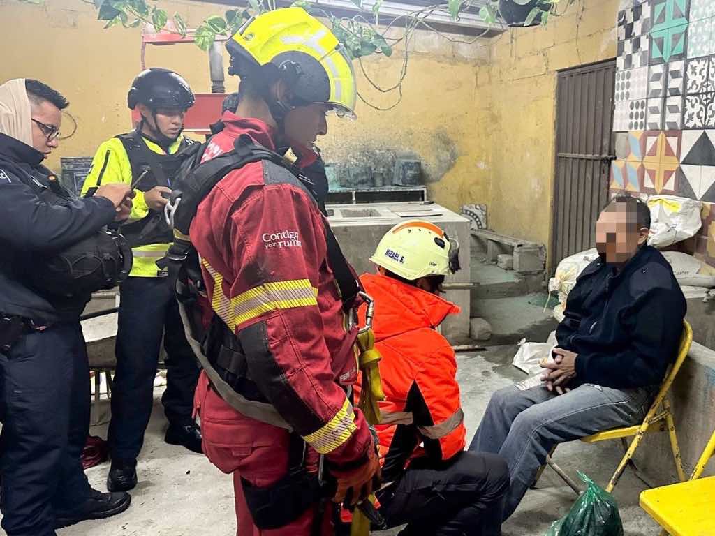 Salvan la vida a hombre que era arrastrado por aguas negras en la colonia Chapultepec