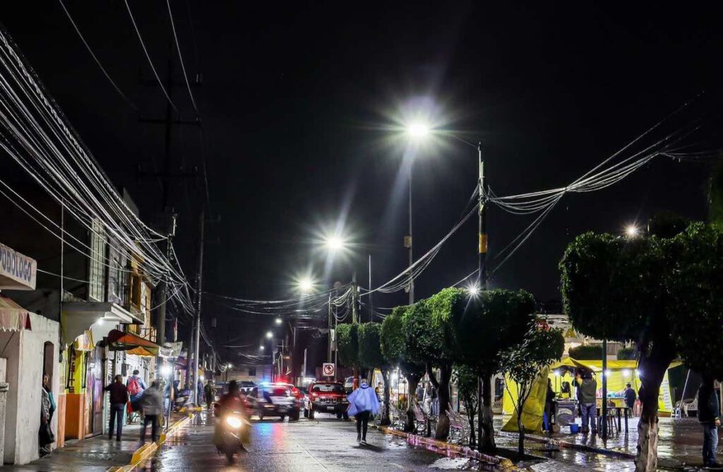 Inaugura Paola Angon alumbrado en Santiago Momoxpan