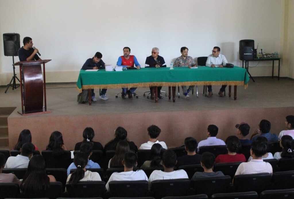 Platica Aquiles Córdova con estudiantes de Tecomatlán