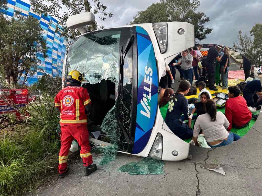 Autobús "Valles" vuelca frente a los estadios; hay 17 heridos