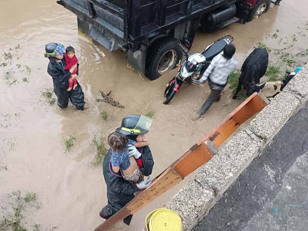 Lluvias provocan desbordamiento de barranca e inundan 13 casas en Amozoc
