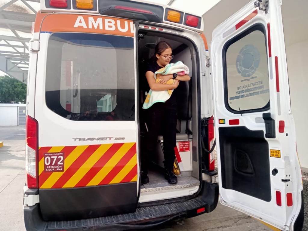 ¡Llegó la cigüeña! En la colonia Aquiles Serdán mujer da a luz asistida por paramédicos
