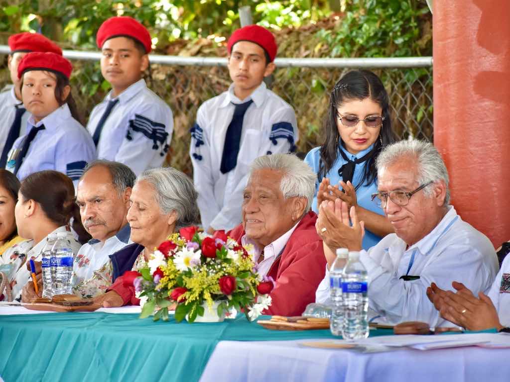 Eleusis Córdova apadrina generación de las escuelas antorchistas en Cuetzalan, Puebla