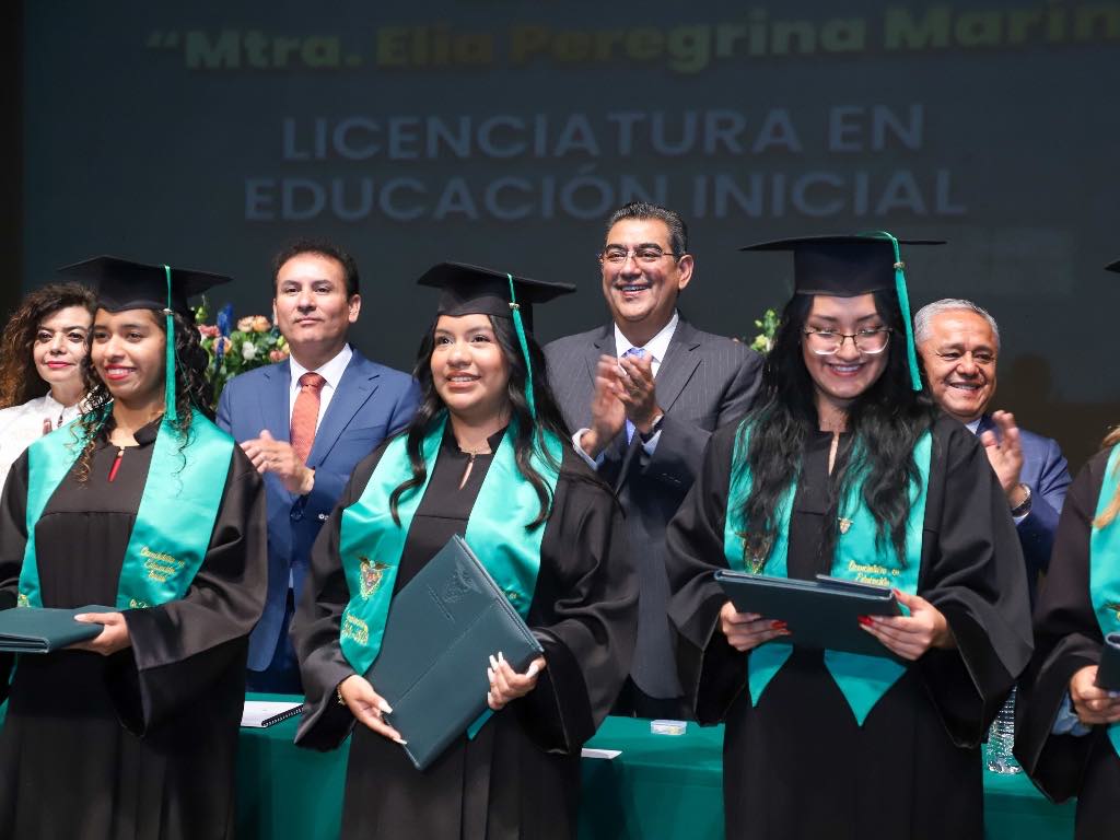 Gobernador asiste a ceremonia de graduación del BINE