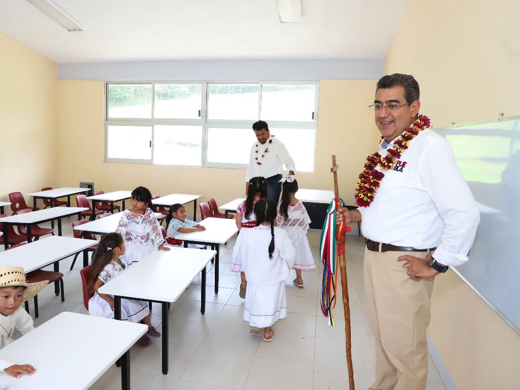 Gobernador entrega obras educativas en Ahuacatlán, Tepango de Rodríguez y Hueytlalpan