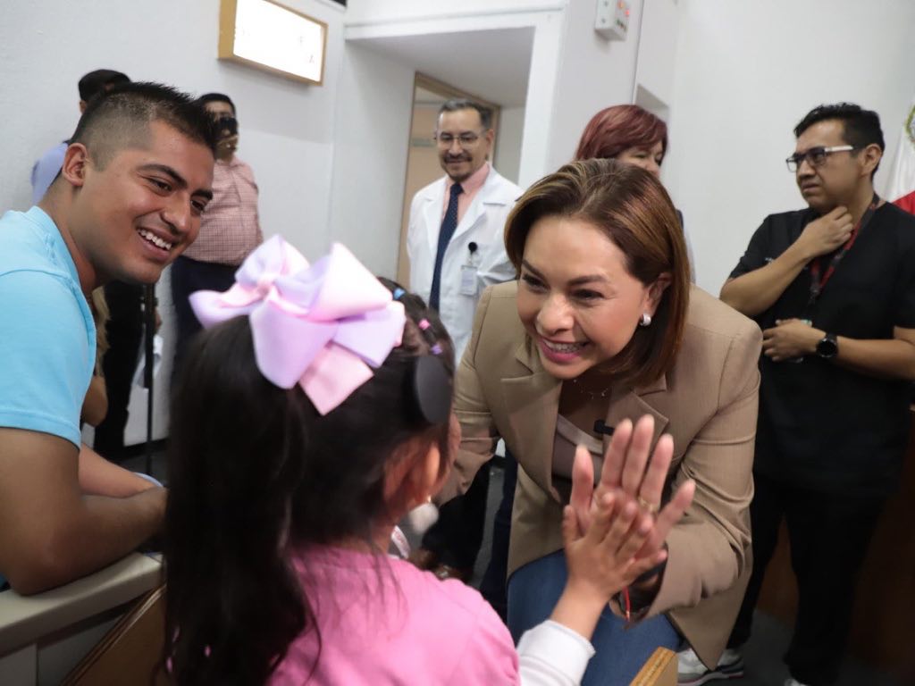 Sistema Estatal DIF entrega ocho implantes cocleares