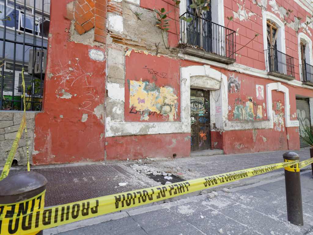 Continuarán notificando a dueños de casonas de Puebla Capital que presenten riesgos por lluvias