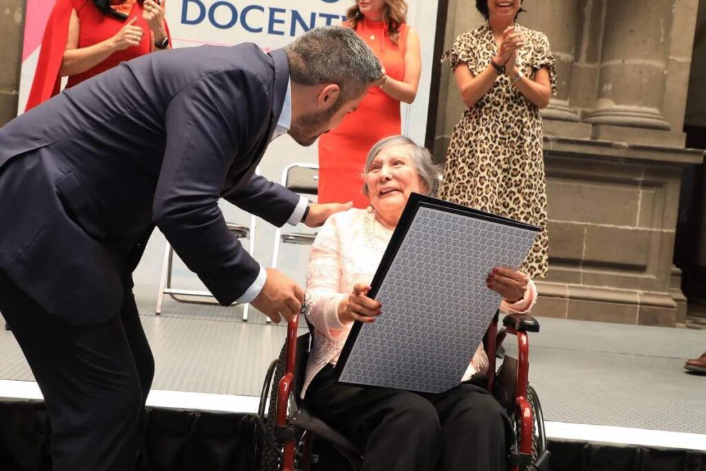 Reconocen a una veintena de maestros con el premio al Mérito Docente del Ayuntamiento de Puebla