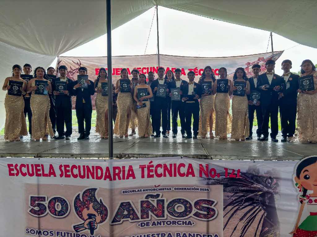 Necesaria la secundaria antorchista en Tecola, reconocen durante graduación