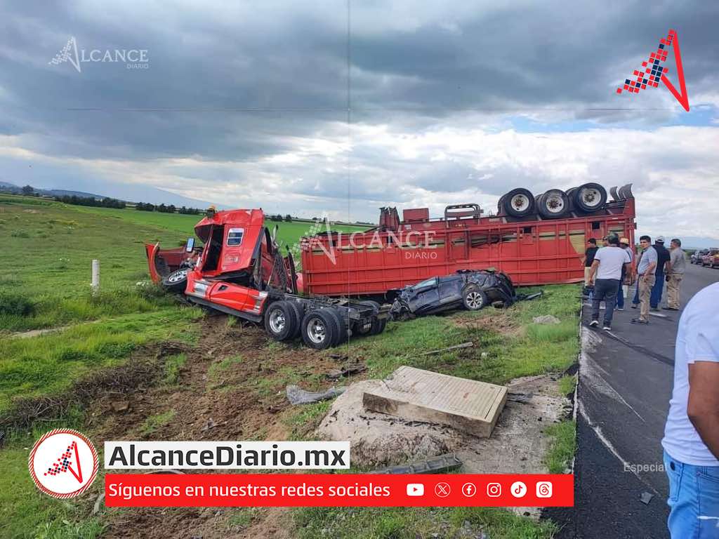 Accidente entre tráiler y camioneta deja sin vida a tripulantes en carretera a Acatzingo