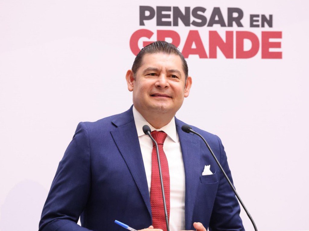 Alejandro Armenta asiste a la reunión de gobernadores electos y en funciones con Claudia Sheinbaum