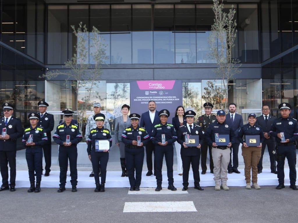 Celebran en Puebla el Día del Policía condecorando a elementos destacados