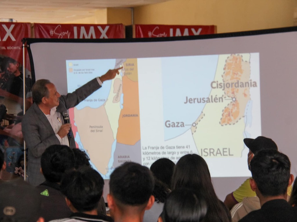 Economista da conferencia sobre Palestina a estudiantes del Instituto Macuil Xóchitl