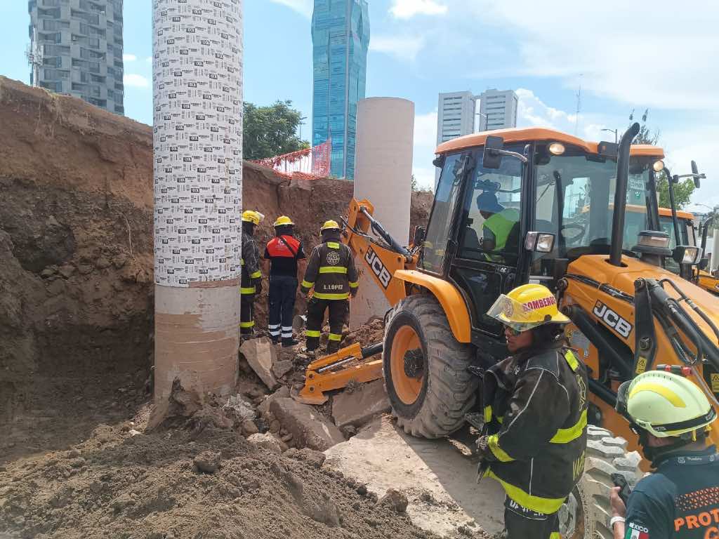 Quedan dos trabajadores atrapados en alud en obra de Distribuidor Vial de la Atlixcáyotl