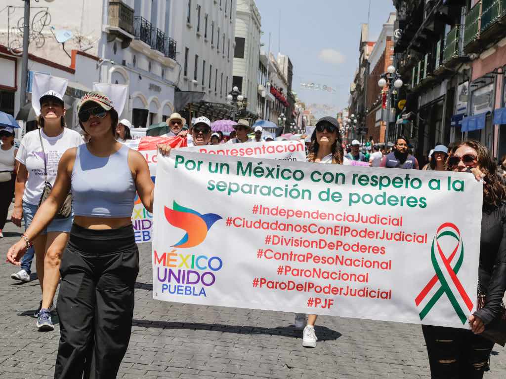 Marchan en Puebla trabajadores del Poder Judicial de la Federación contra reformas de AMLO