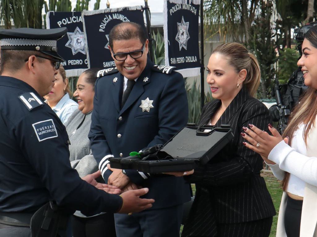 Entrega Paola Angon armamento y anuncia aumento salarial a policías de San Pedro Cholula
