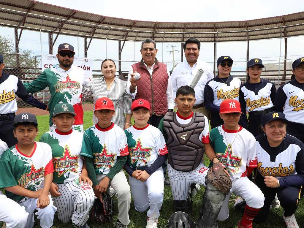 Lanza Sergio Salomón primera bola en el nuevo campo de béisbol “Los Chopos” de Cañada Morelos