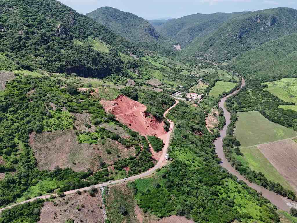 En Jolalpan inicia la rehabilitación con concreto de la carretera a Tlaucingo