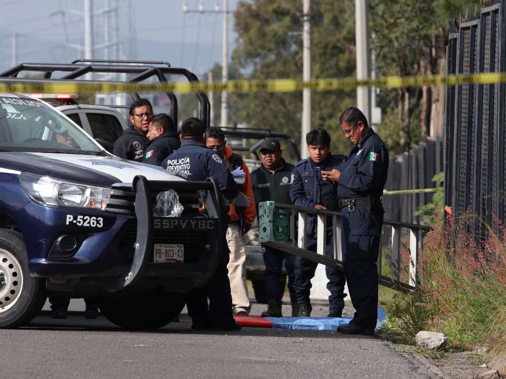 Ciclista cae en una coladera sin tapa y muere frente a Volkswagen