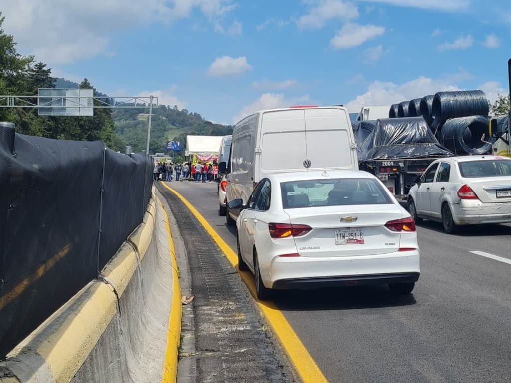 ¡Enfurecen! Miles de personas varadas se quejan por el bloqueo en la México-Puebla