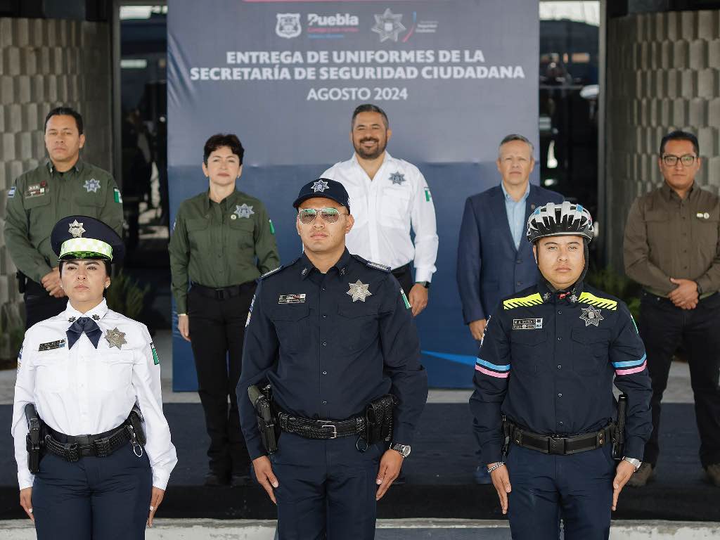 Entrega Ayuntamiento nuevos uniformes a elementos de la Policía y Protección Civil