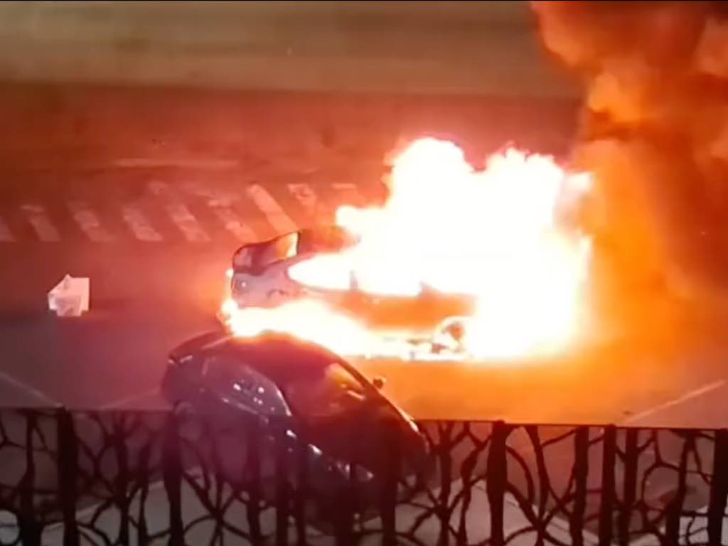 Frente al C5 incendian vehículo con restos humanos y narcomensaje en Cuautlancingo