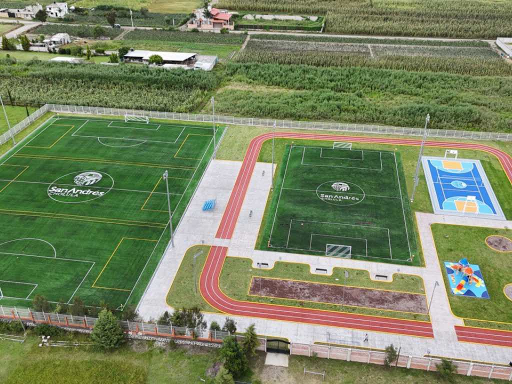Cumple Tlatehui con construcción de Polideportivo en Cacalotepec