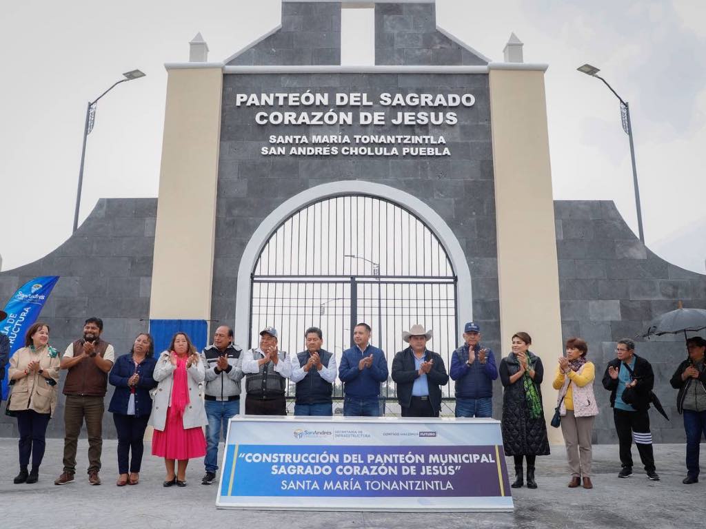 Entrega Mundo Tlatehui nuevo panteón en Santa María Tonantzintla